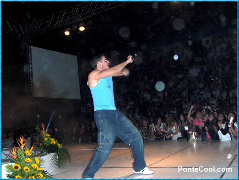 El p&uacute;blico a una sola voz con Audi cantando el cl&aacute;sico "Tres Notas"